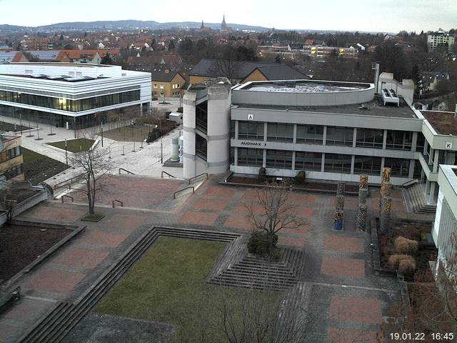 Foto der Webcam: Verwaltungsgebäude, Innenhof mit Audimax, Hörsaal-Gebäude 1