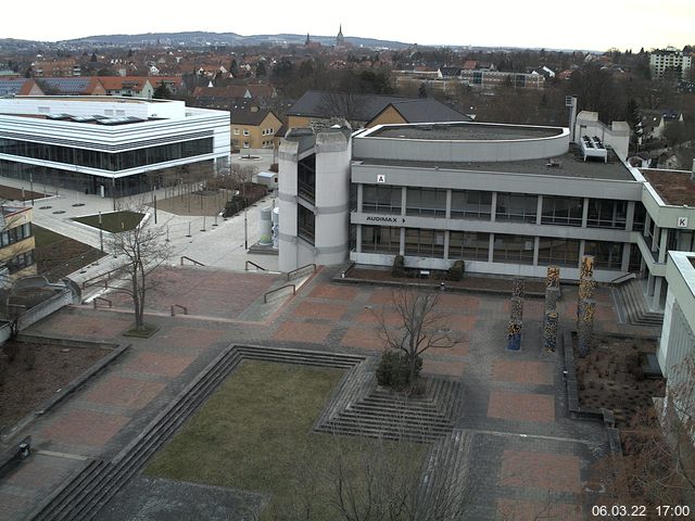 Foto der Webcam: Verwaltungsgebäude, Innenhof mit Audimax, Hörsaal-Gebäude 1