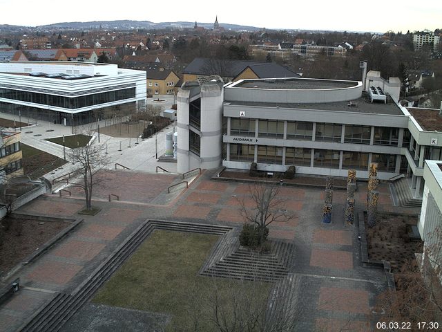 Foto der Webcam: Verwaltungsgebäude, Innenhof mit Audimax, Hörsaal-Gebäude 1