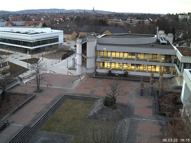 Foto der Webcam: Verwaltungsgebäude, Innenhof mit Audimax, Hörsaal-Gebäude 1