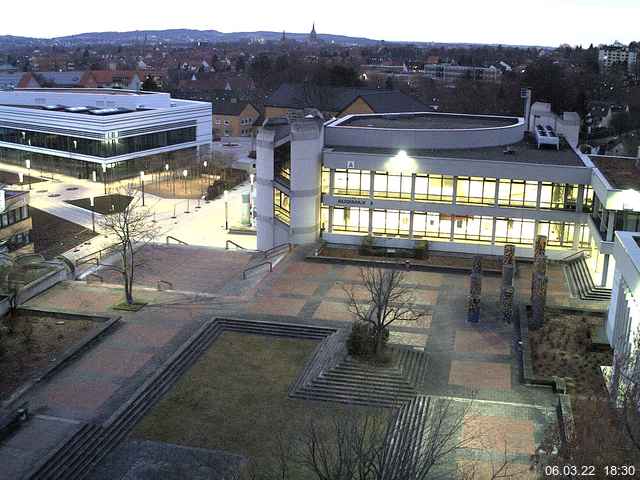 Foto der Webcam: Verwaltungsgebäude, Innenhof mit Audimax, Hörsaal-Gebäude 1