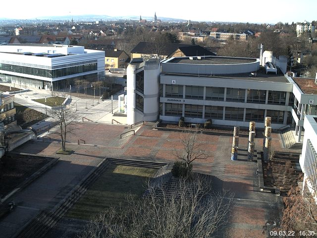 Foto der Webcam: Verwaltungsgebäude, Innenhof mit Audimax, Hörsaal-Gebäude 1