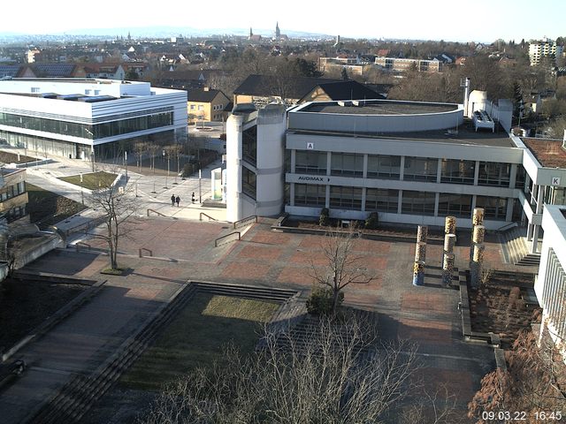 Foto der Webcam: Verwaltungsgebäude, Innenhof mit Audimax, Hörsaal-Gebäude 1