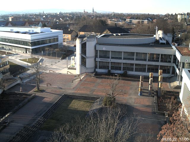 Foto der Webcam: Verwaltungsgebäude, Innenhof mit Audimax, Hörsaal-Gebäude 1