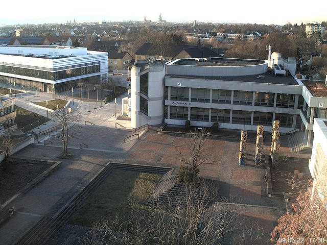 Foto der Webcam: Verwaltungsgebäude, Innenhof mit Audimax, Hörsaal-Gebäude 1