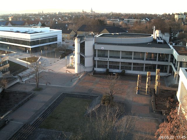 Foto der Webcam: Verwaltungsgebäude, Innenhof mit Audimax, Hörsaal-Gebäude 1