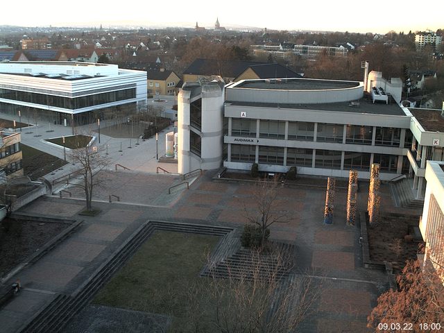 Foto der Webcam: Verwaltungsgebäude, Innenhof mit Audimax, Hörsaal-Gebäude 1