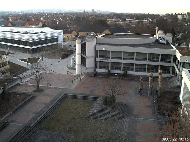 Foto der Webcam: Verwaltungsgebäude, Innenhof mit Audimax, Hörsaal-Gebäude 1