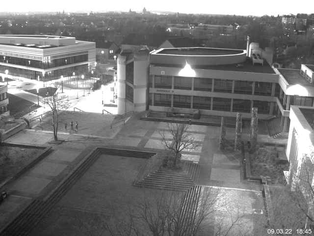 Foto der Webcam: Verwaltungsgebäude, Innenhof mit Audimax, Hörsaal-Gebäude 1