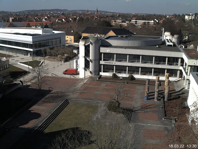 Foto der Webcam: Verwaltungsgebäude, Innenhof mit Audimax, Hörsaal-Gebäude 1