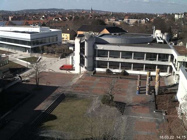 Foto der Webcam: Verwaltungsgebäude, Innenhof mit Audimax, Hörsaal-Gebäude 1