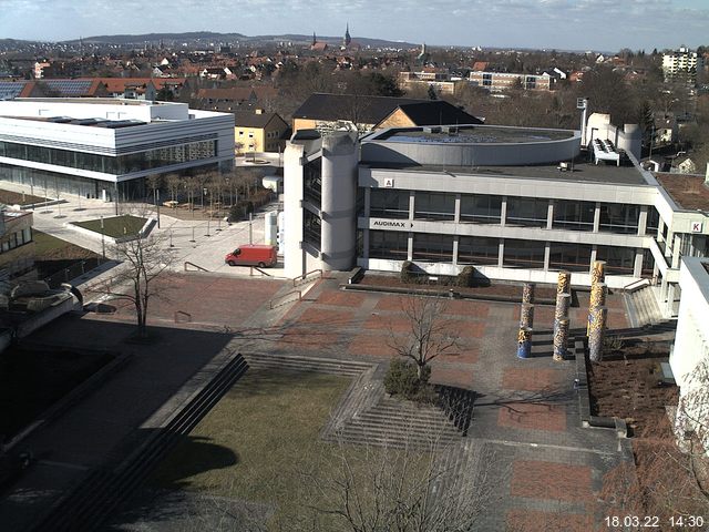 Foto der Webcam: Verwaltungsgebäude, Innenhof mit Audimax, Hörsaal-Gebäude 1