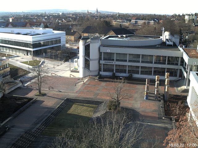 Foto der Webcam: Verwaltungsgebäude, Innenhof mit Audimax, Hörsaal-Gebäude 1