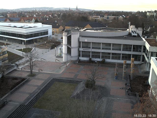 Foto der Webcam: Verwaltungsgebäude, Innenhof mit Audimax, Hörsaal-Gebäude 1