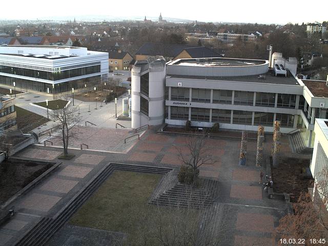 Foto der Webcam: Verwaltungsgebäude, Innenhof mit Audimax, Hörsaal-Gebäude 1