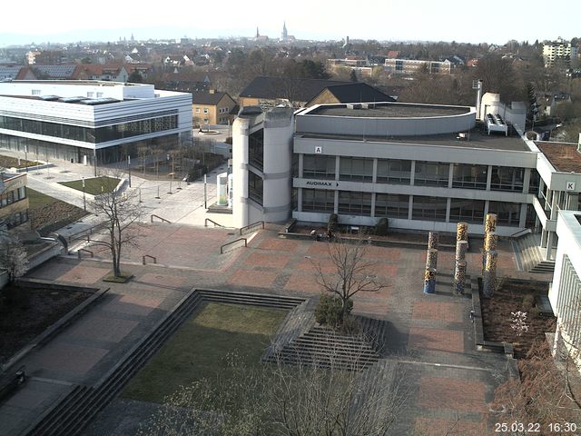 Foto der Webcam: Verwaltungsgebäude, Innenhof mit Audimax, Hörsaal-Gebäude 1