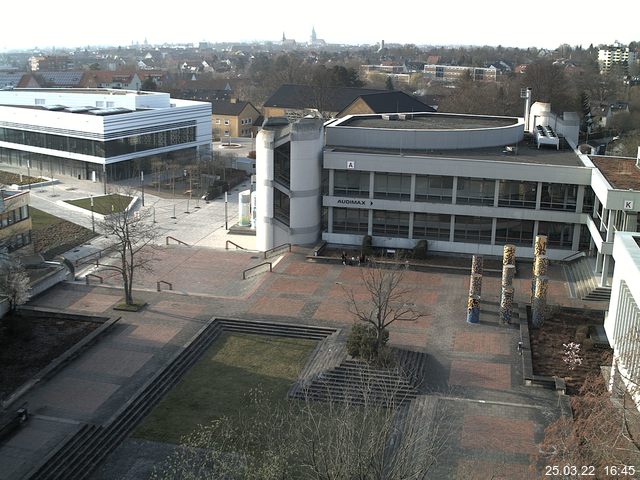 Foto der Webcam: Verwaltungsgebäude, Innenhof mit Audimax, Hörsaal-Gebäude 1