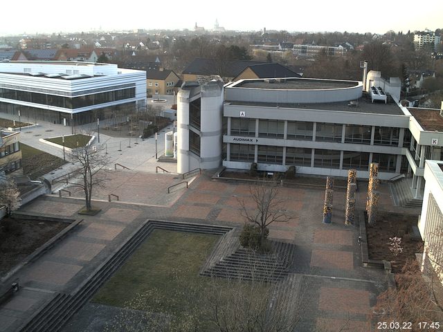 Foto der Webcam: Verwaltungsgebäude, Innenhof mit Audimax, Hörsaal-Gebäude 1