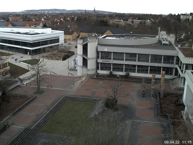 Foto der Webcam: Verwaltungsgebäude, Innenhof mit Audimax, Hörsaal-Gebäude 1