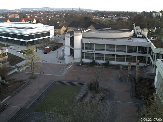 Foto der Webcam: Verwaltungsgebäude, Innenhof mit Audimax, Hörsaal-Gebäude 1