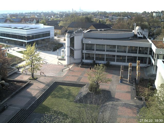 Foto der Webcam: Verwaltungsgebäude, Innenhof mit Audimax, Hörsaal-Gebäude 1