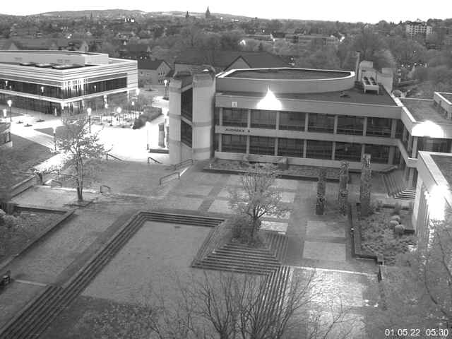 Foto der Webcam: Verwaltungsgebäude, Innenhof mit Audimax, Hörsaal-Gebäude 1