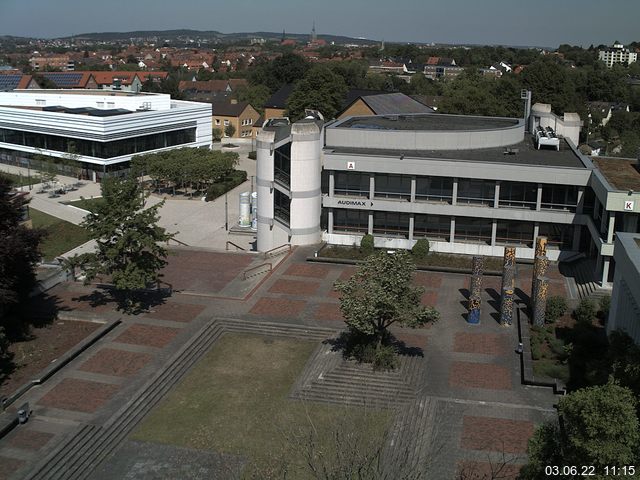 Foto der Webcam: Verwaltungsgebäude, Innenhof mit Audimax, Hörsaal-Gebäude 1