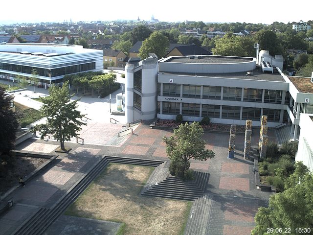 Foto der Webcam: Verwaltungsgebäude, Innenhof mit Audimax, Hörsaal-Gebäude 1