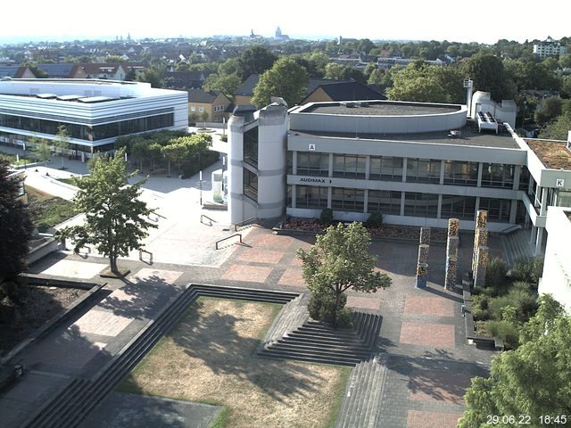 Foto der Webcam: Verwaltungsgebäude, Innenhof mit Audimax, Hörsaal-Gebäude 1