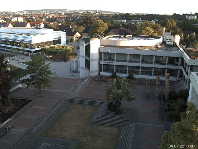 Foto der Webcam: Verwaltungsgebäude, Innenhof mit Audimax, Hörsaal-Gebäude 1