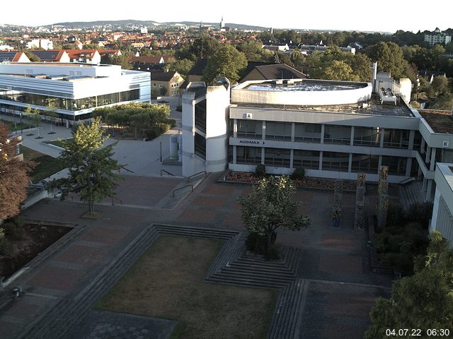 Foto der Webcam: Verwaltungsgebäude, Innenhof mit Audimax, Hörsaal-Gebäude 1