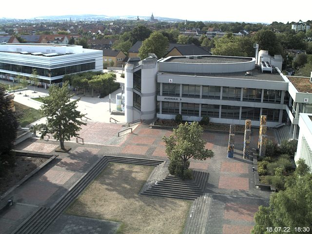 Foto der Webcam: Verwaltungsgebäude, Innenhof mit Audimax, Hörsaal-Gebäude 1