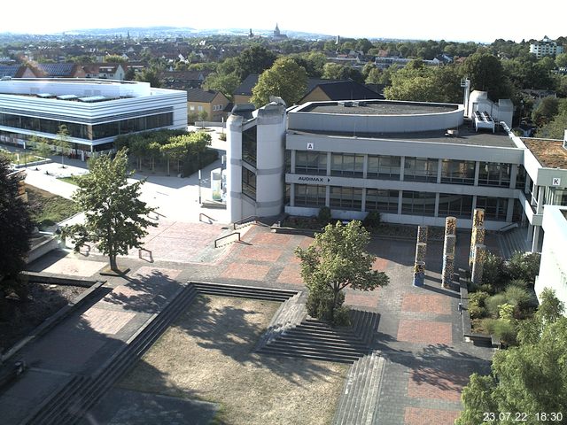 Foto der Webcam: Verwaltungsgebäude, Innenhof mit Audimax, Hörsaal-Gebäude 1