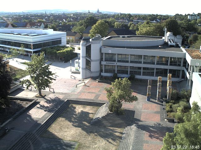 Foto der Webcam: Verwaltungsgebäude, Innenhof mit Audimax, Hörsaal-Gebäude 1