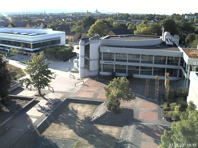 Foto der Webcam: Verwaltungsgebäude, Innenhof mit Audimax, Hörsaal-Gebäude 1