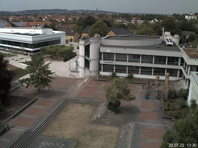 Foto der Webcam: Verwaltungsgebäude, Innenhof mit Audimax, Hörsaal-Gebäude 1