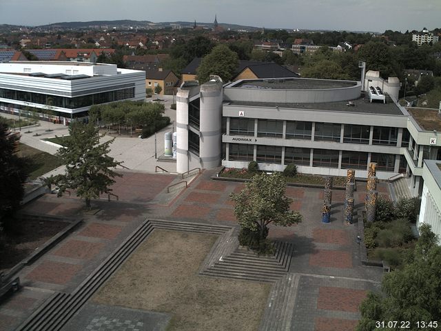 Foto der Webcam: Verwaltungsgebäude, Innenhof mit Audimax, Hörsaal-Gebäude 1