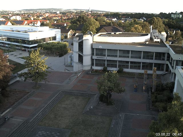 Foto der Webcam: Verwaltungsgebäude, Innenhof mit Audimax, Hörsaal-Gebäude 1