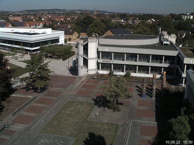 Foto der Webcam: Verwaltungsgebäude, Innenhof mit Audimax, Hörsaal-Gebäude 1