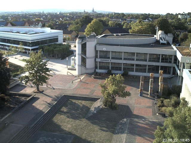 Foto der Webcam: Verwaltungsgebäude, Innenhof mit Audimax, Hörsaal-Gebäude 1