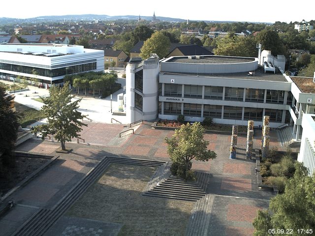 Foto der Webcam: Verwaltungsgebäude, Innenhof mit Audimax, Hörsaal-Gebäude 1