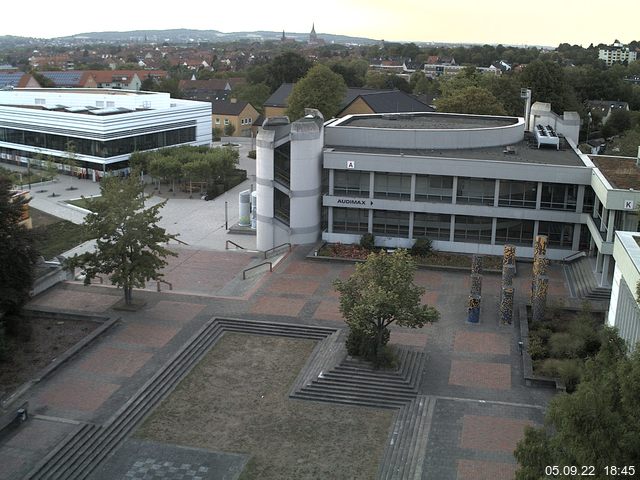 Foto der Webcam: Verwaltungsgebäude, Innenhof mit Audimax, Hörsaal-Gebäude 1