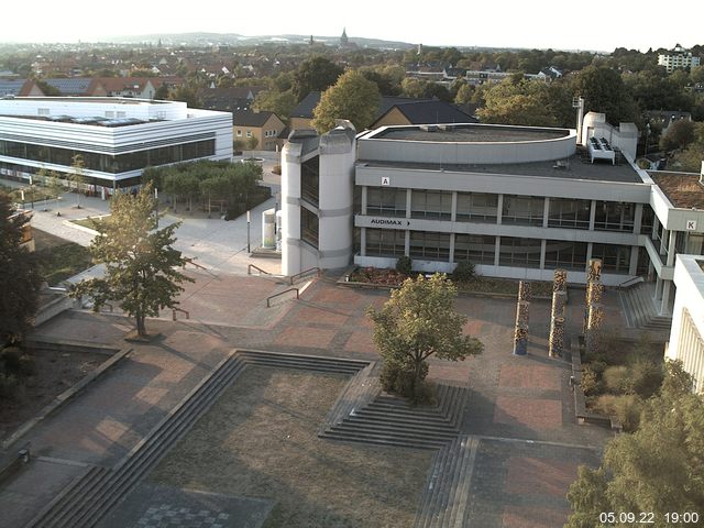 Foto der Webcam: Verwaltungsgebäude, Innenhof mit Audimax, Hörsaal-Gebäude 1