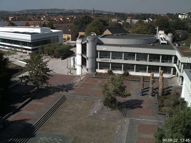 Foto der Webcam: Verwaltungsgebäude, Innenhof mit Audimax, Hörsaal-Gebäude 1