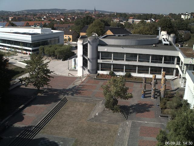 Foto der Webcam: Verwaltungsgebäude, Innenhof mit Audimax, Hörsaal-Gebäude 1