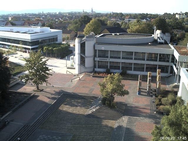 Foto der Webcam: Verwaltungsgebäude, Innenhof mit Audimax, Hörsaal-Gebäude 1