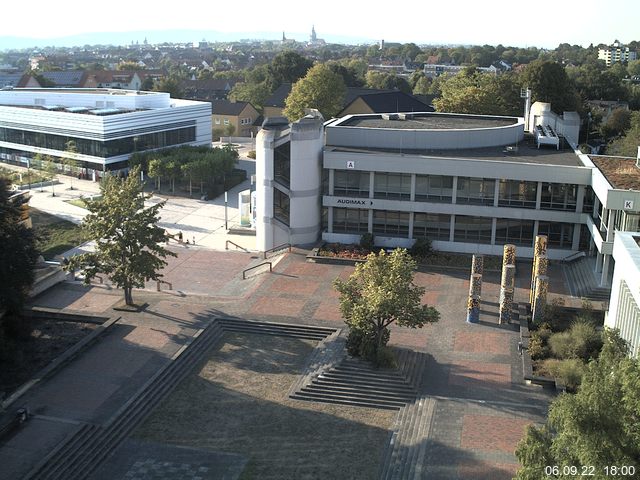 Foto der Webcam: Verwaltungsgebäude, Innenhof mit Audimax, Hörsaal-Gebäude 1