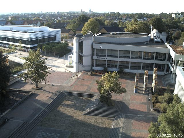 Foto der Webcam: Verwaltungsgebäude, Innenhof mit Audimax, Hörsaal-Gebäude 1