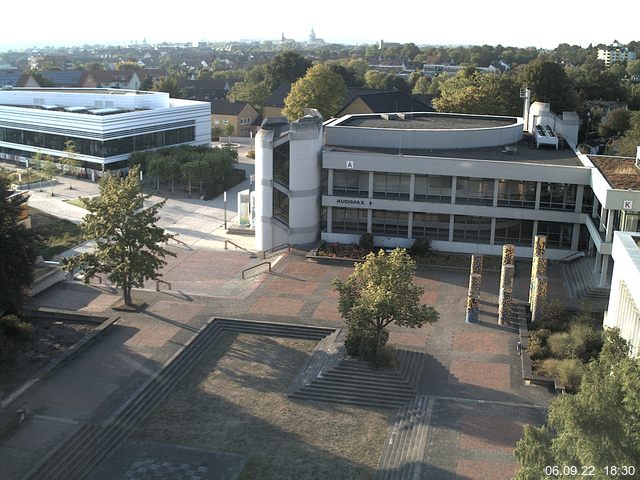 Foto der Webcam: Verwaltungsgebäude, Innenhof mit Audimax, Hörsaal-Gebäude 1