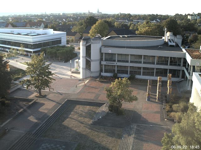 Foto der Webcam: Verwaltungsgebäude, Innenhof mit Audimax, Hörsaal-Gebäude 1